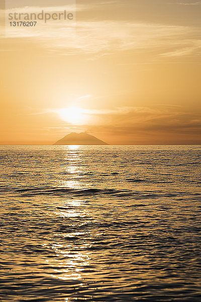 Italien  Kalabrien  Tropea  Tyrrhenisches Meer  Blick auf die Vulkaninsel Stromboli gegen die Sonne