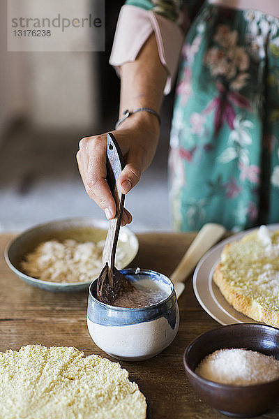 Junge Frau bereitet selbstgebackenen Kuchen zu  Nahaufnahme