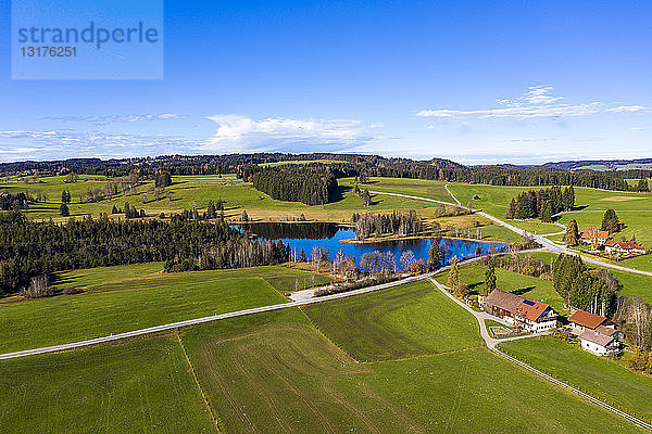 Deutschland  Bayern  Ostallgäu  Weilheim-Schongau  Wildsteig  Luftaufnahme des Schwaigsees