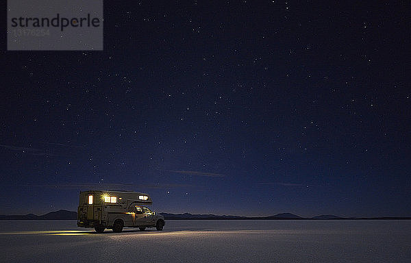 Bolivien  Salar de Uyuni  Wohnmobil auf Salzsee unter Sternenhimmel
