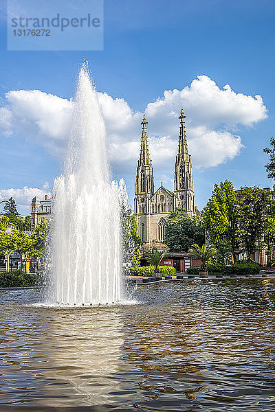 Deutschland  Bayern  Bamberg  Augustaplatz und Pfarrkirche  Brunnen im Vordergrund