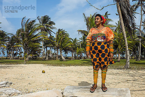Panama  San-Blas-Inseln  Achutupo  traditionell gekleidete Kuna-Yala-Frau