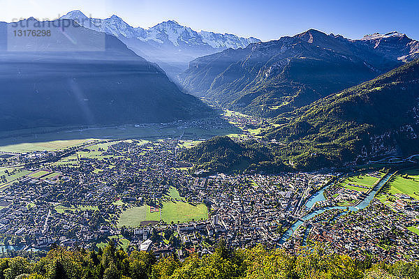 Schweiz  Kanton Bern  Berner Alpen  Blick auf Interlaken  Blick vom Harder Kulm