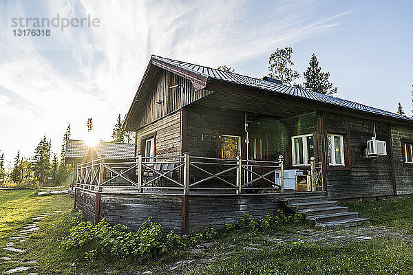 Schweden  Kiruna  Abgelegenes Holzhaus in der Natur