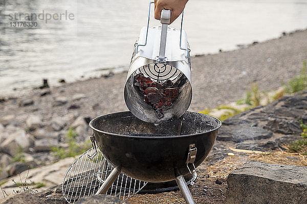 Vorbereitung eines Barbecues am Flussufer