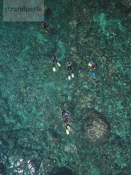 Indonesien  Bali  Taucher im Ozean am Strand von Amed