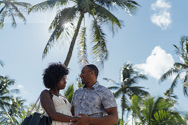 USA  Florida  Miami Beach  glückliches junges Paar an Palmen im Sommer