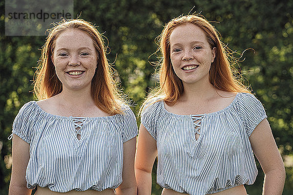 Lächelnde rothaarige Zwillinge