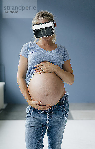 Schwangere Frau mit VR-Brille