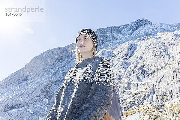 Deutschland  Garmisch-Partenkirchen  Alpspitze  Osterfelderkopf  Wanderin auf Aussichtspunkt