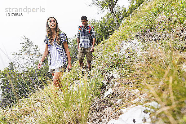 Italien  Massa  junges Paar beim Wandern in den Alpi Apuane