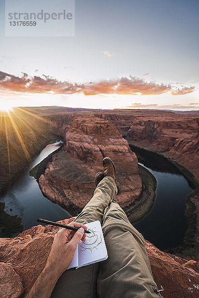 USA  Arizona  Colorado River  Horseshoe Bend  junger Mann auf Aussichtspunkt  Malerei