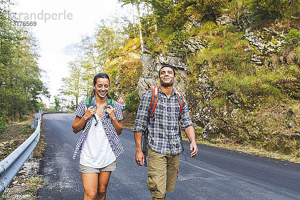 Italien  Massa  lächelndes junges Paar auf Asphaltstrasse in den Alpi Apuane