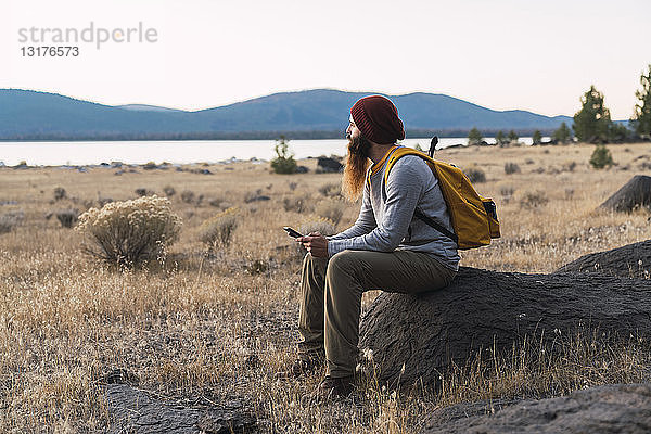USA  Nordkalifornien  bärtiger junger Mann macht eine Pause bei einer Wanderung in der Nähe des Lassen-Vulkan-Nationalparks