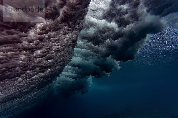Malediven  Unterwasser-Ansicht der Welle  Unterwasseraufnahme