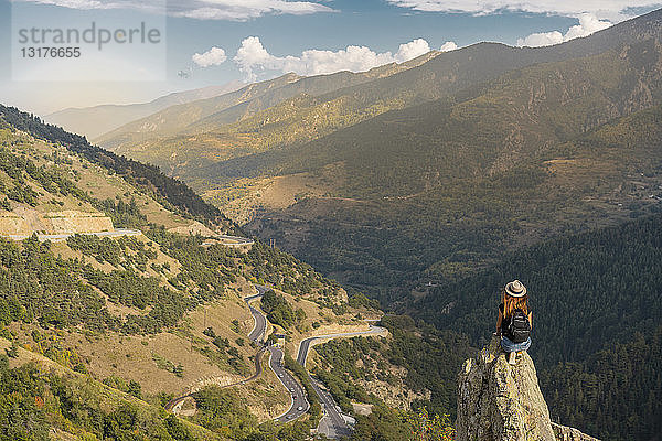 Französische Pyrenäen  Wanderer am Aussichtspunkt