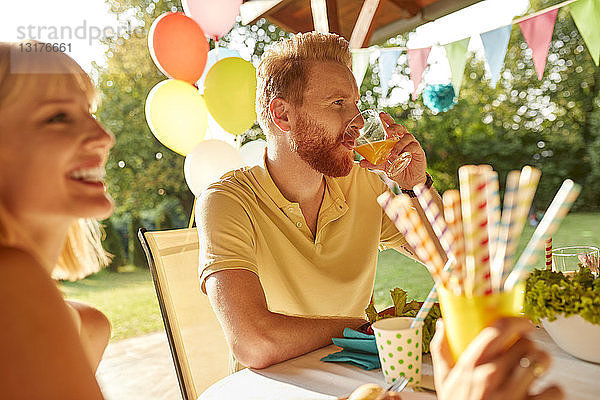 Glückliches Paar auf einer Gartenparty