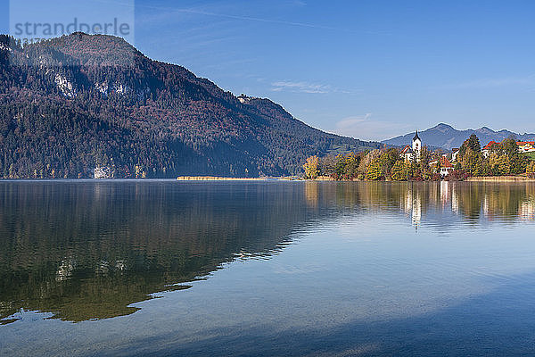 Deutschland  Bayern  Ostallgäu  Füssen  Weissensee  See im Herbst