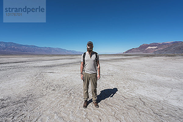 USA  Kalifornien  Death Valley  Mann steht in der Wüste