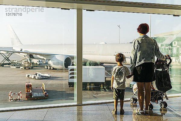 Spanien  Flughafen Barcelona  Mutter und Sohn warten im Abflugbereich