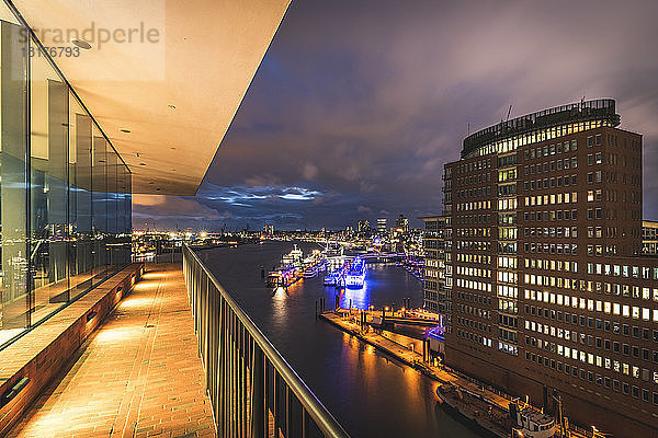 Deutschland  Hamburg  Blick von der Aussichtsplattform auf der Plaza der Elbphilharmonie auf den Hamburger Hafen am Abend