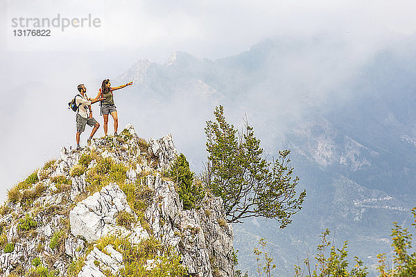 Italien  Massa  Ehepaar auf dem Gipfel eines Gipfels in den Alpi Apuane