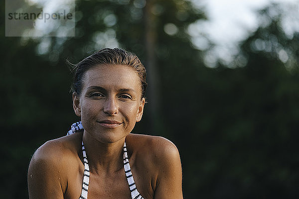 Porträt einer lächelnden Frau im Bikini