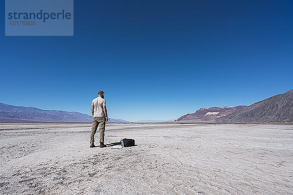 USA  Kalifornien  Death Valley  Rückenansicht eines in der Wüste stehenden Mannes