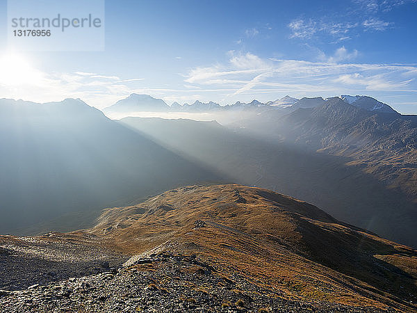 Grenzregion Italien Schweiz  Berglandschaft am Piz Umbrail mit Resten der Grenze aus dem Ersten Weltkrieg