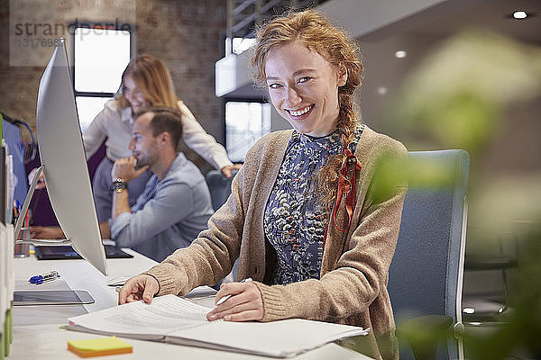 Junge Frau arbeitet in einem modernen kreativen Büro  usine Laptop