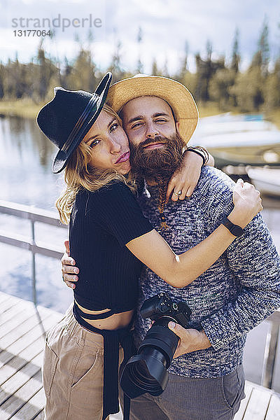 Schweden  Lappland  Porträt eines jungen verliebten Paares  das sich Kopf an Kopf umarmt