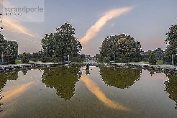 Deutschland  Niedersachsen  Hannover  Herrenhaeuser Gaerten  Brunnen am Abend