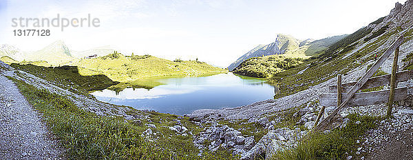 Österreich  Südtirol  Panoramablick auf den Bergsee