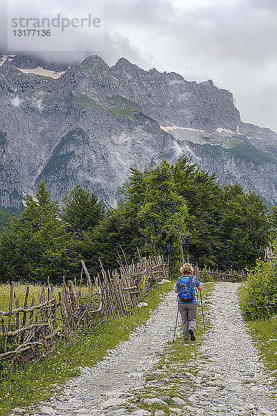 Albanien  Shkoder County  Albanische Alpen  Theth-Nationalpark  Theth  Wanderin