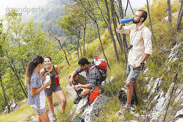 Italien  Massa  Wanderer  die sich während eines Tages in den Alpi Apuane ausruhen