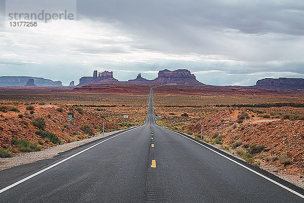 USA  Utah  Leere Straße zum Monument Valley