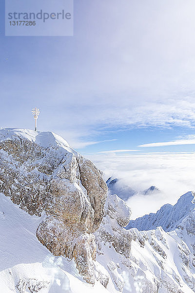 Deutschland  Bayern  Zugspitze  Gipfelkreuz im Winter