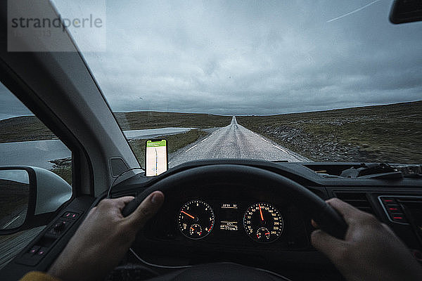 Autofahrender junger Mann in Lappland  Norwegen