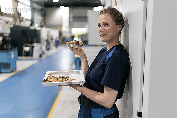 Frau arbeitet in einem High-Tech-Unternehmen  macht eine Pause  isst Pizza