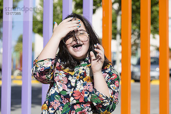 Teenager-Mädchen mit Down-Syndrom  das eine Brille trägt und lächelt