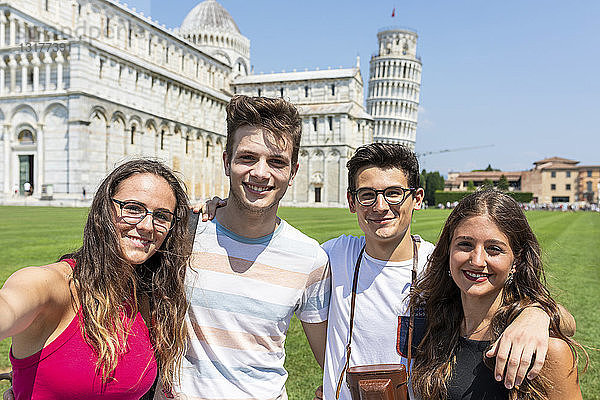 Italien  Pisa  Porträt von Freunden mit dem schiefen Turm im Hintergrund