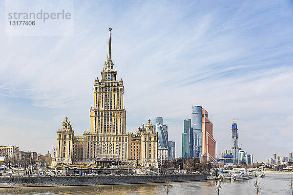 Russland  Moskau  Blick auf das Hotel Ukraina und Wolkenkratzer der modernen Stadt im Hintergrund