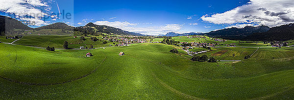 Deutschland  Bayern  Schwaben  Oberallgaeu  Obermaiselstein und Sonderdorf mit Feldern