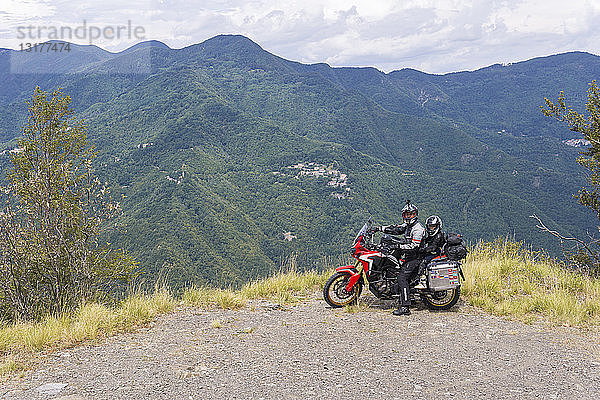 Italien  Toskana  Pistoia  Vater und Sohn machen während einer Motorradtour eine Pause am Aussichtspunkt