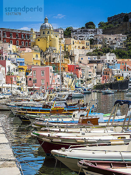 Italien  Kampanien  Golf von Neapel  Phlegräische Inseln  Insel Procida  Hafen  Marina di Corricella  ehemaliges Gefängnis auf dem Berg