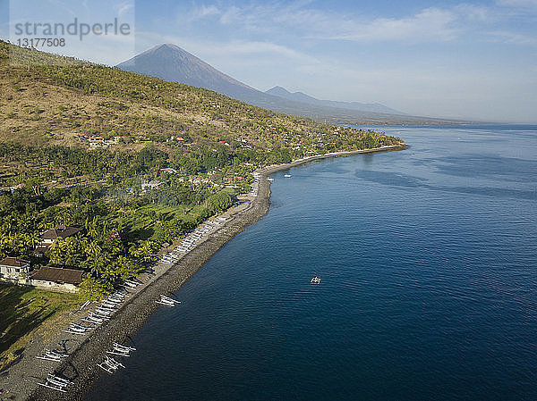 Indonesien  Bali  Amed  Luftaufnahme des Strandes Lipah und des Vulkans Agung