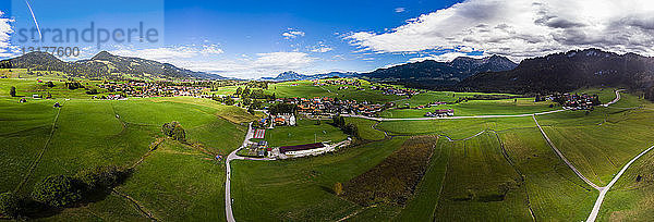 Deutschland  Bayern  Schwaben  Oberallgaeu  Obermaiselstein und Sonderdorf mit Feldern