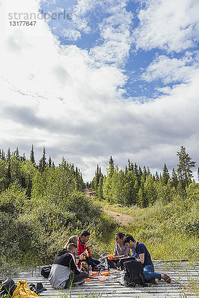 Finnland  Lappland  Freunde beim Picknick in ländlicher Umgebung