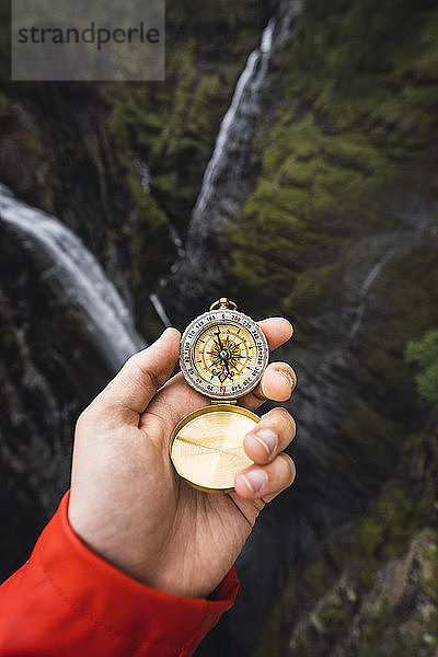 Hand hält einen Kompass  Lappland  Norwegen