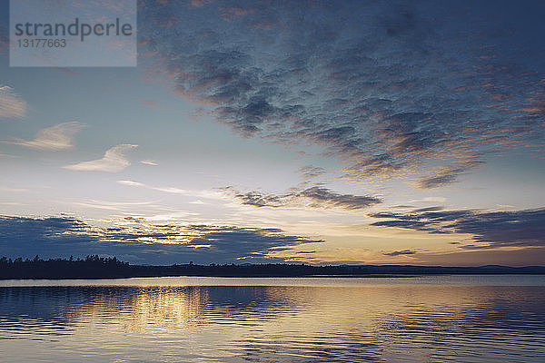 Sonnenuntergang über dem Inari-See  Finnland
